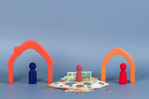 © vejaa- Adobe Stock.com Spielfiguren und Häuser mit Geldscheinen