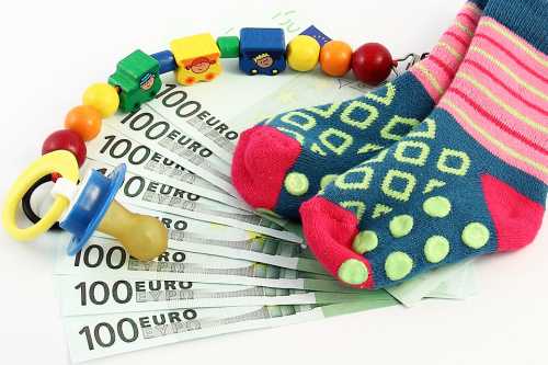 Geldscheine und Baby-Socken