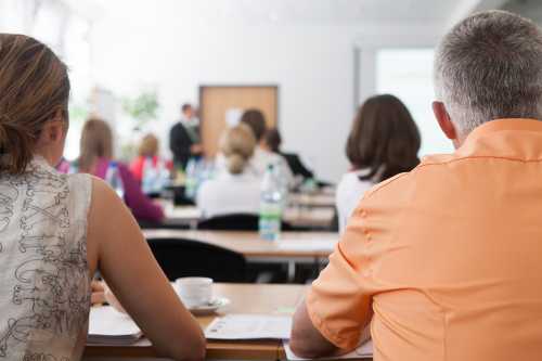Ältere Personen im Klassenraum
