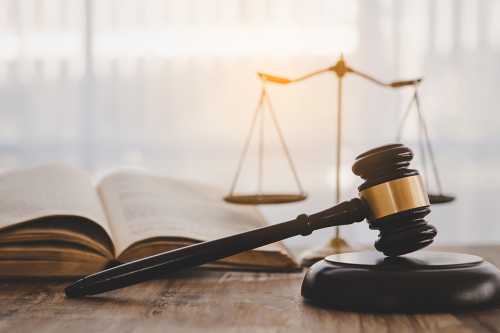 Richterhammer und Waage